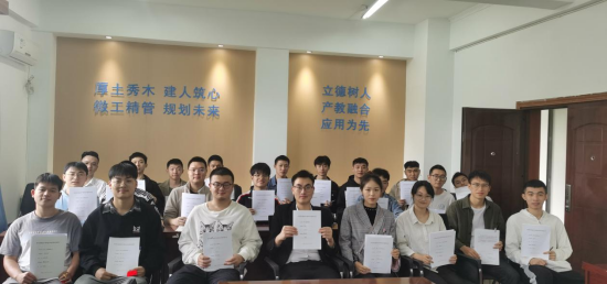 部分签约毕业生合影