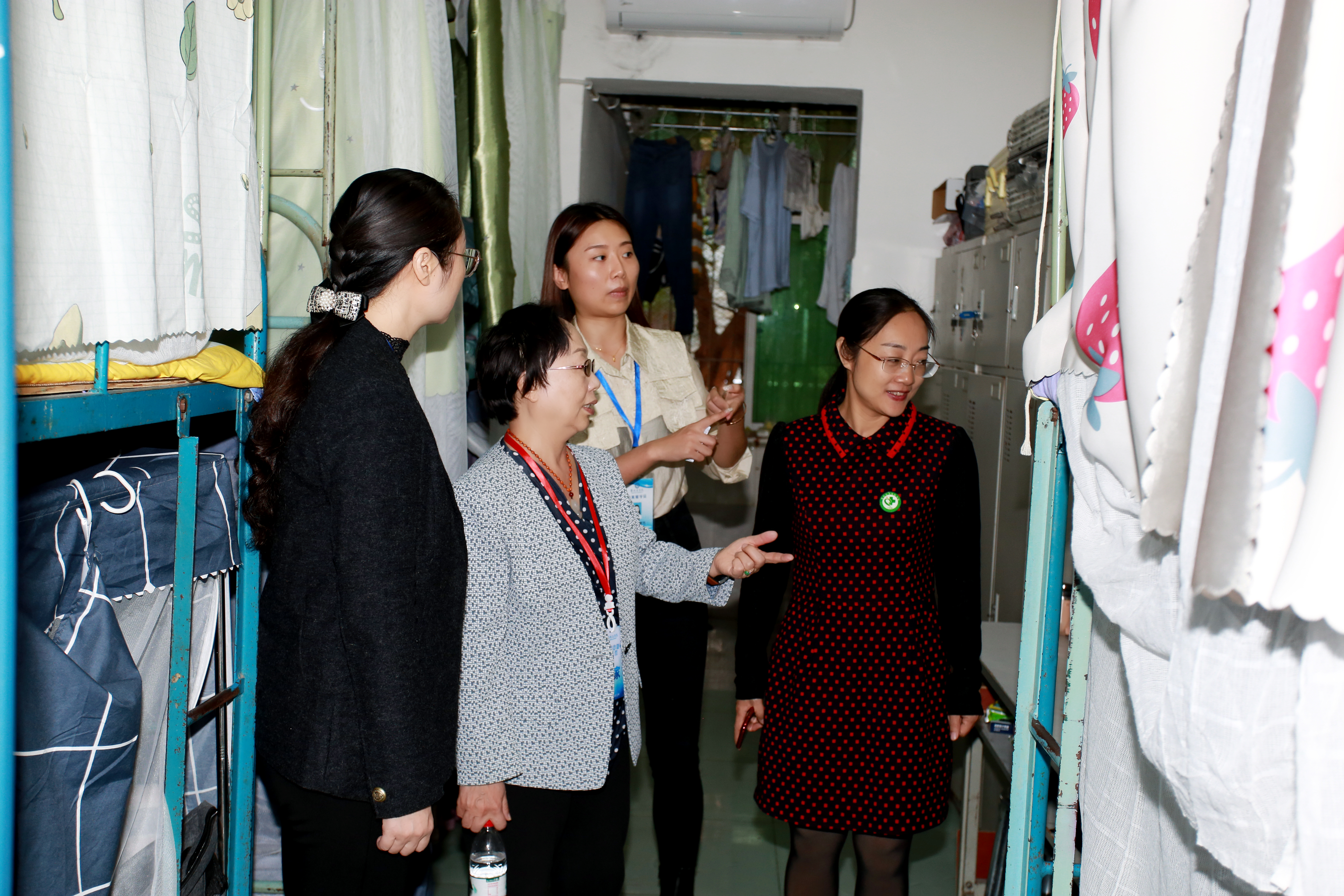 专家走访医学院学生宿舍