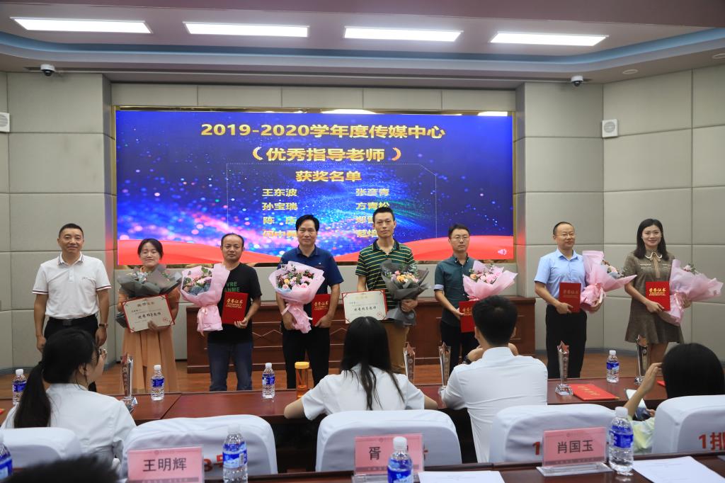 校党委副书记胥刚为“优秀指导老师”颁奖