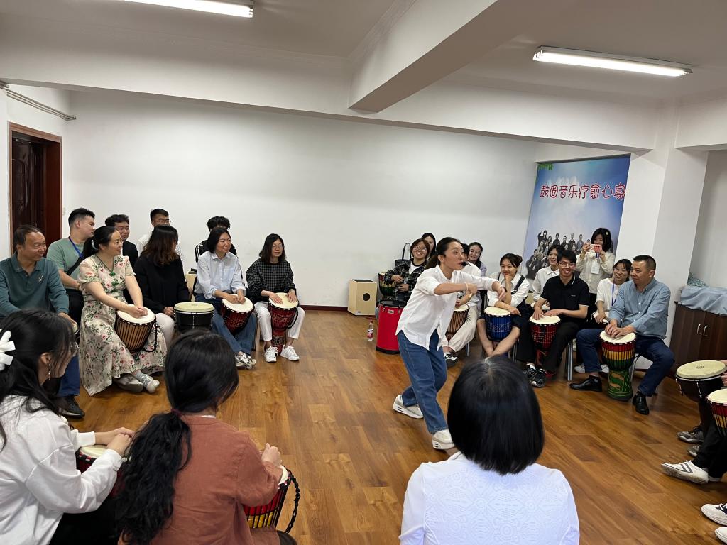 师生共同参与鼓圈音乐疗愈心身团辅活动
