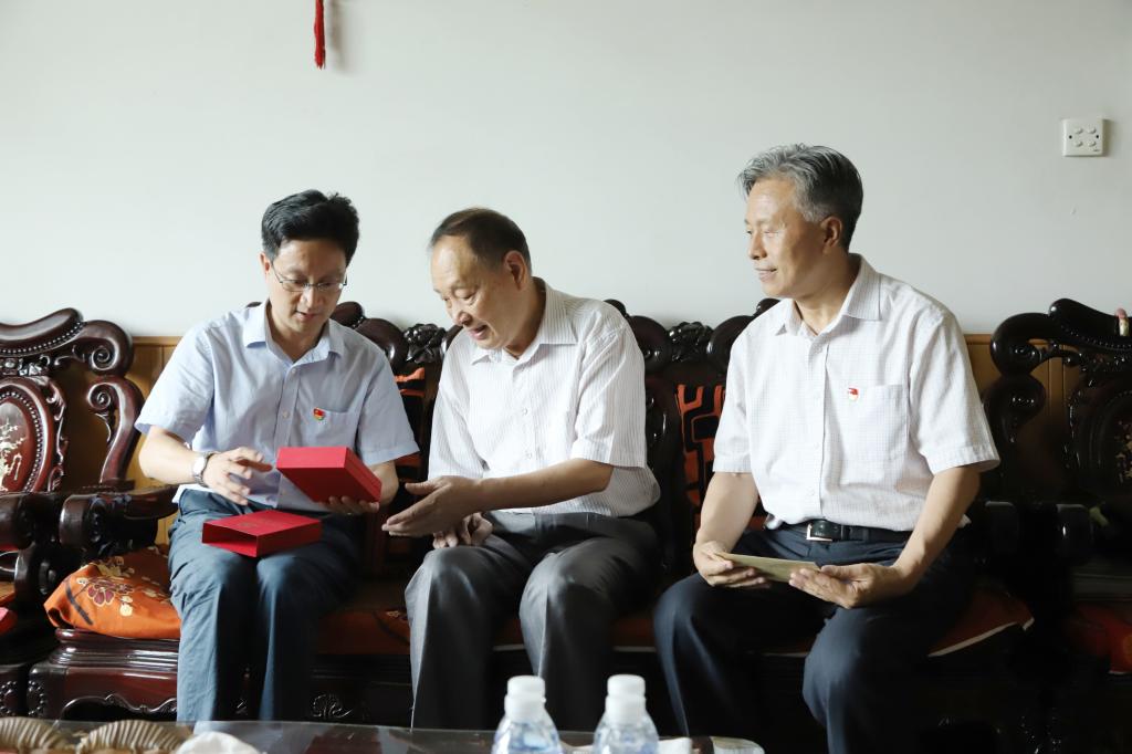 校领导送“光荣在党50年”纪念章