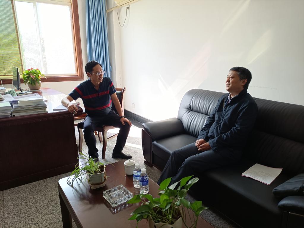 专家与科研处相关负责人深入交流