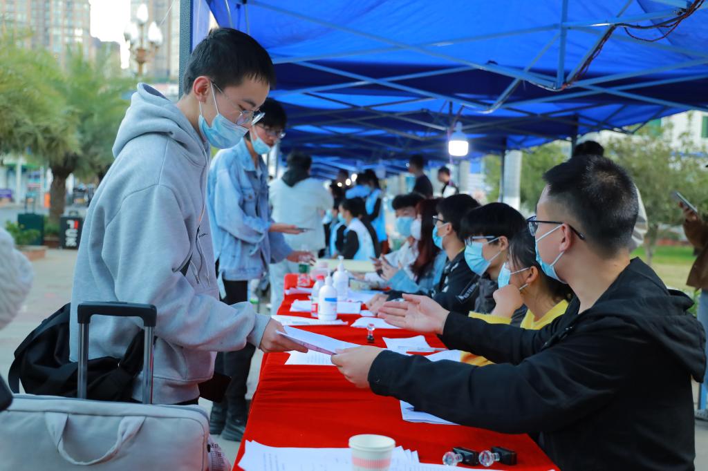 各学院核验返校学生材料