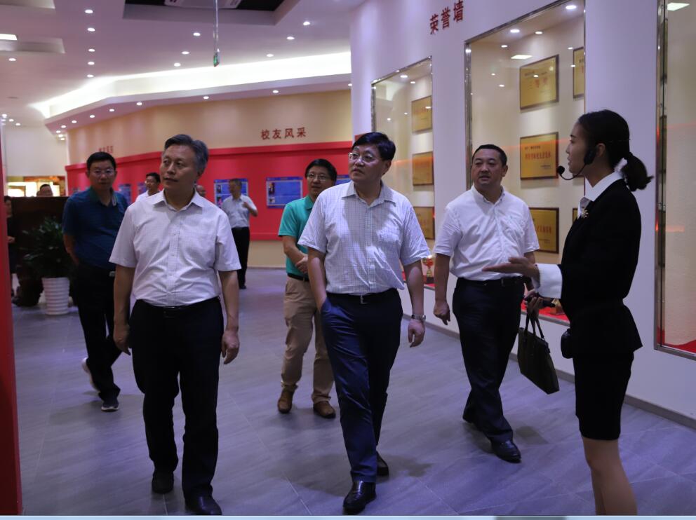 参观校史馆